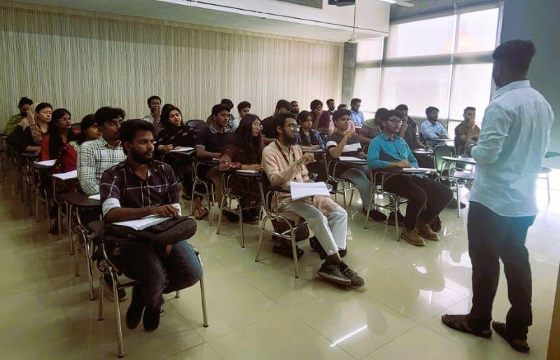 ক্লাসে ফিরেছে ইউআইইউ শিক্ষার্থীরা